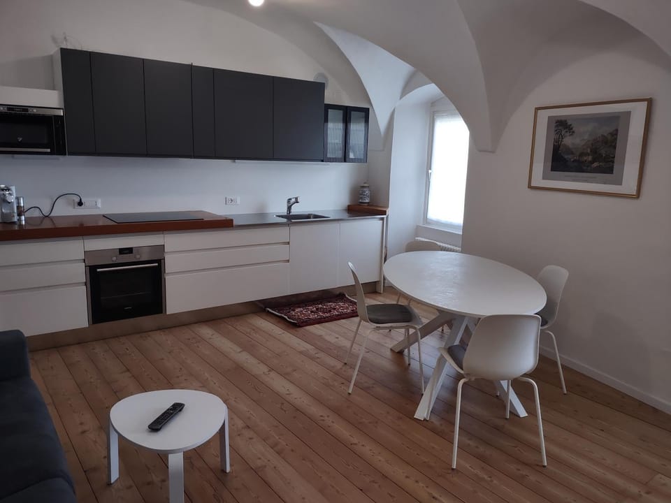 Kitchen or kitchenette, Living room, Seating area, Dining area, stove