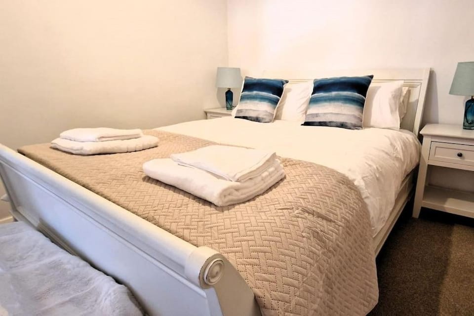 Bedroom, towels