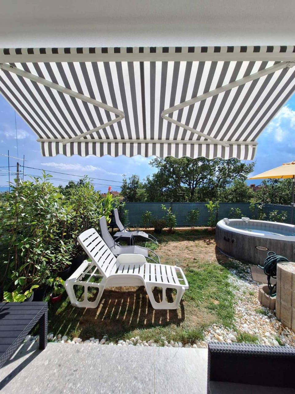 Patio, Day, Natural landscape, Garden, Garden view, Pool view, Swimming pool, sunbed