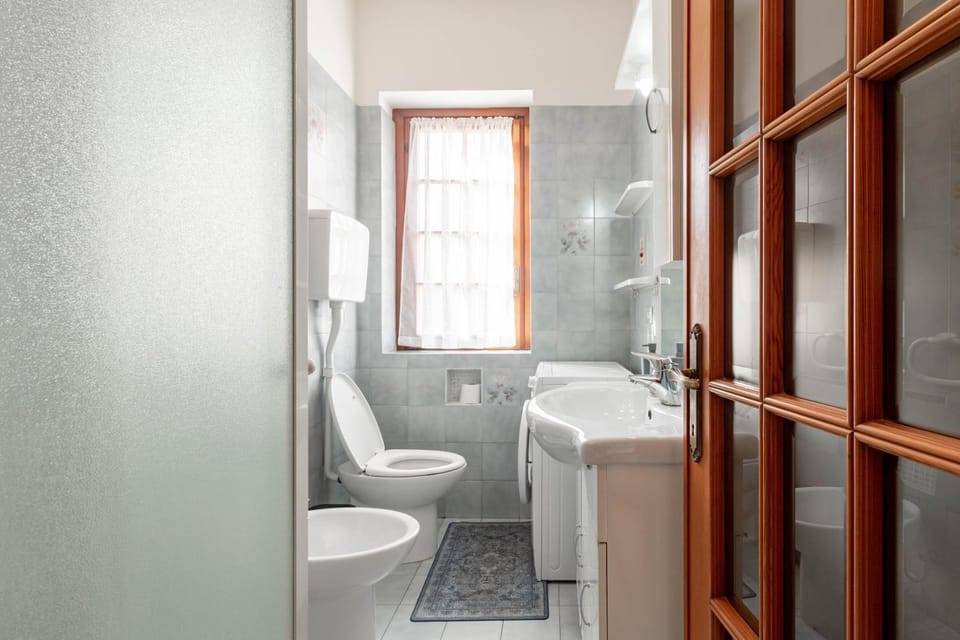 Shower, Toilet, Bathroom, bidet, towels