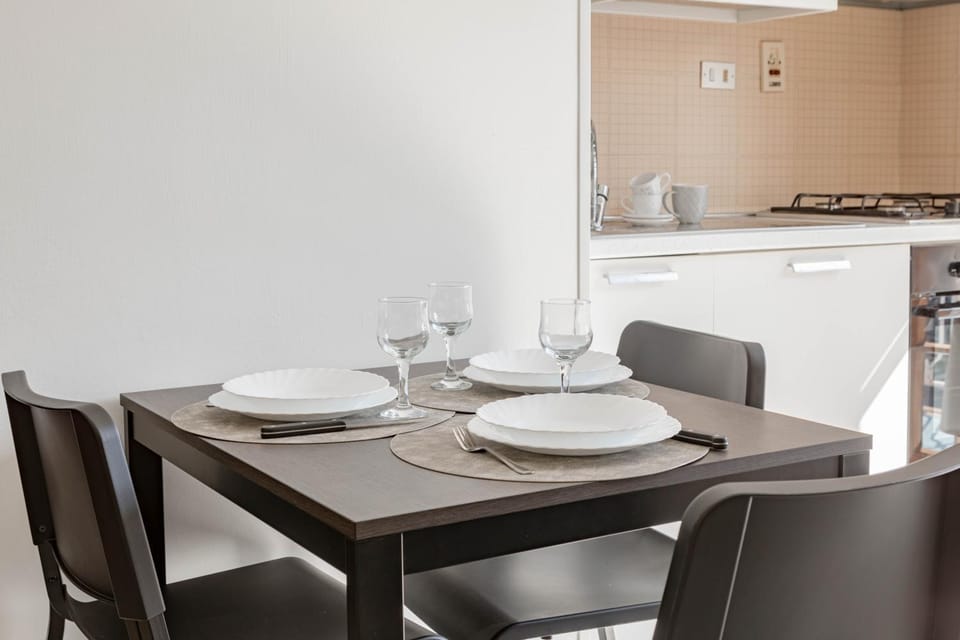 Kitchen or kitchenette, Dining area, stove