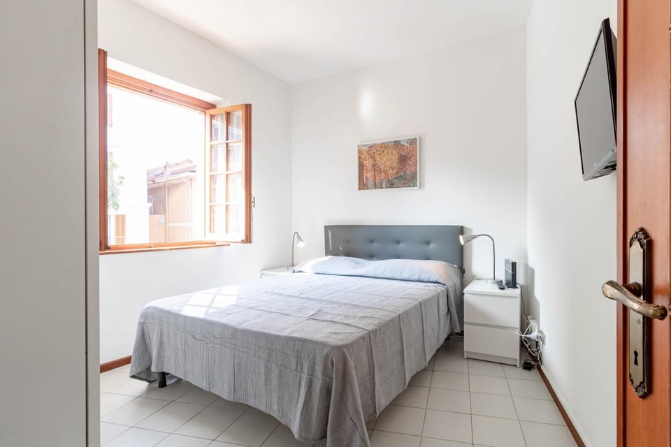 Bed, TV and multimedia, Photo of the whole room, Bedroom