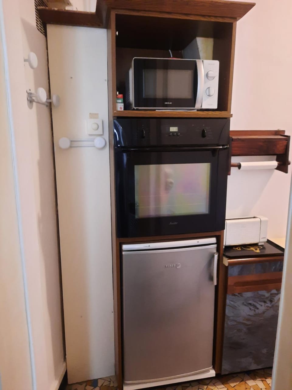 Kitchen or kitchenette, minibar, oven