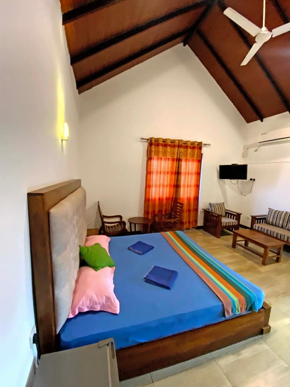 Bed, TV and multimedia, Bedroom