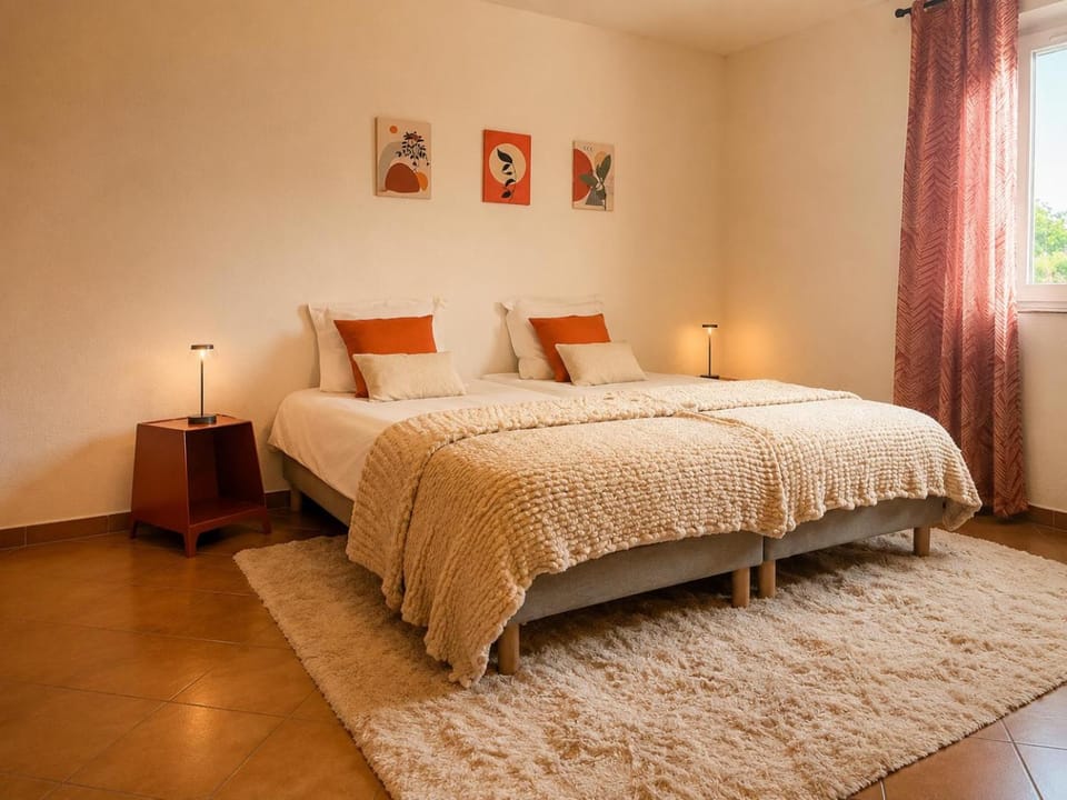 Photo of the whole room, Bedroom