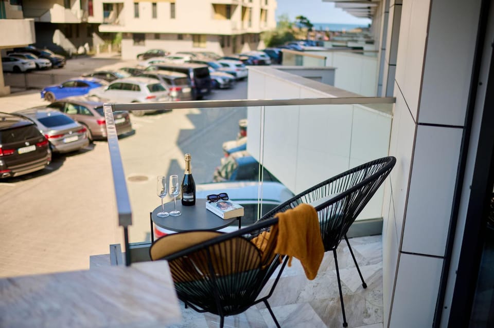Property building, Day, View (from property/room), Balcony/Terrace