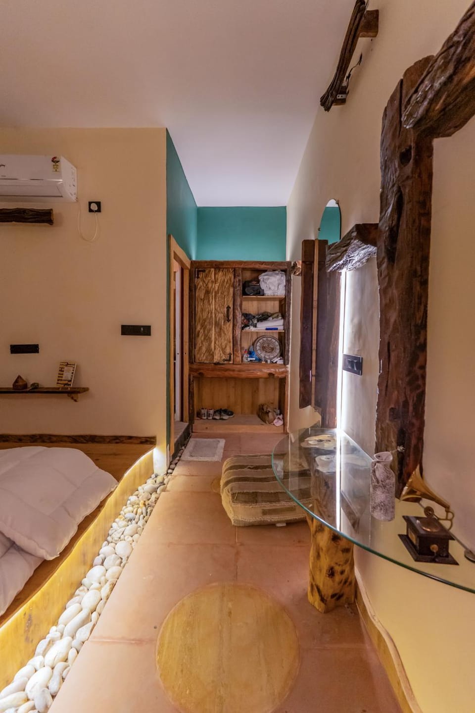 Bed, Living room, Photo of the whole room, Seating area, Bedroom, towels, air conditioner