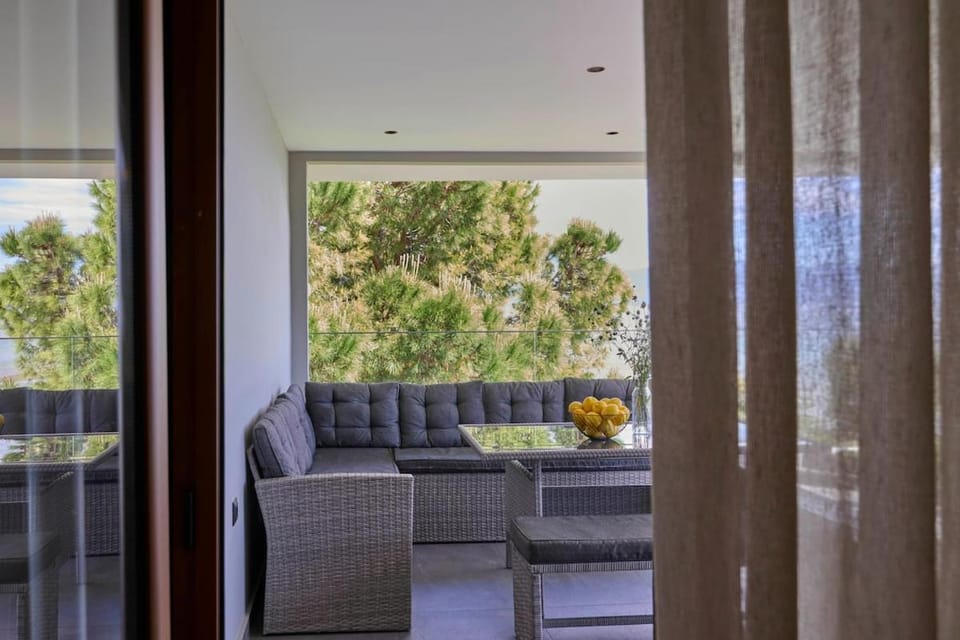 Balcony/Terrace, Living room, Seating area, Sea view