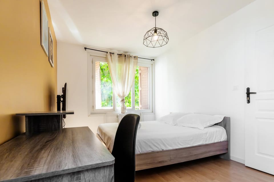Appartement 3 chambres 3-6 personnes, parking privé proche de La Doua, Lyon Apartment in Villeurbanne