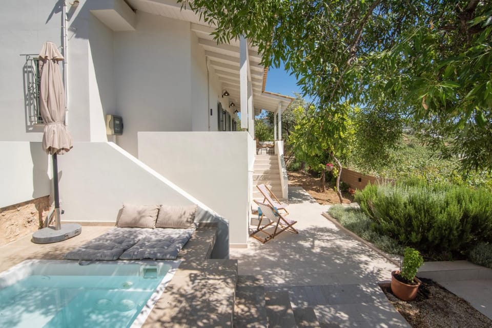 Leonti Maison Villa in Islands