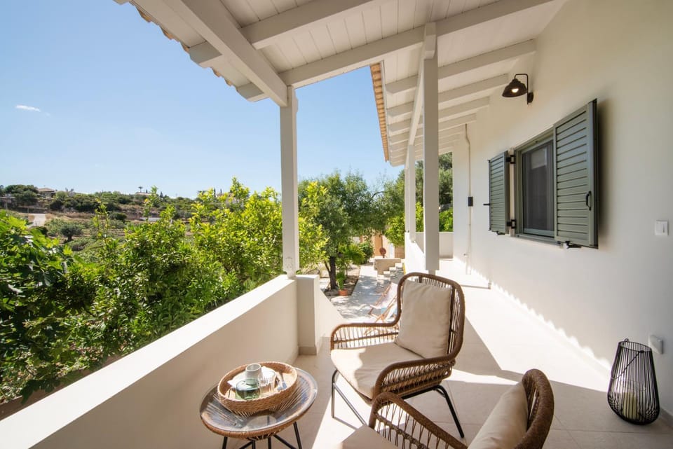 Leonti Maison Villa in Islands