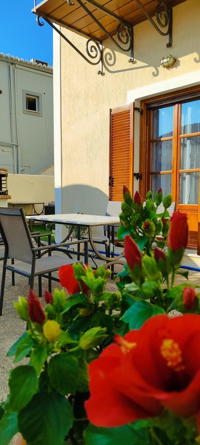 Patio, Day, Dining area