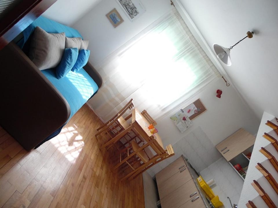 Kitchen or kitchenette, Living room, Seating area, Dining area
