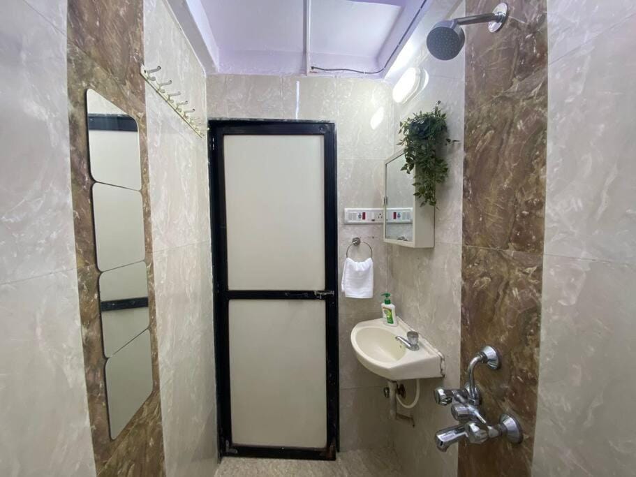 Newton 103 Bright 1Bhk in Bandra near Lilavati Apartment in Mumbai
