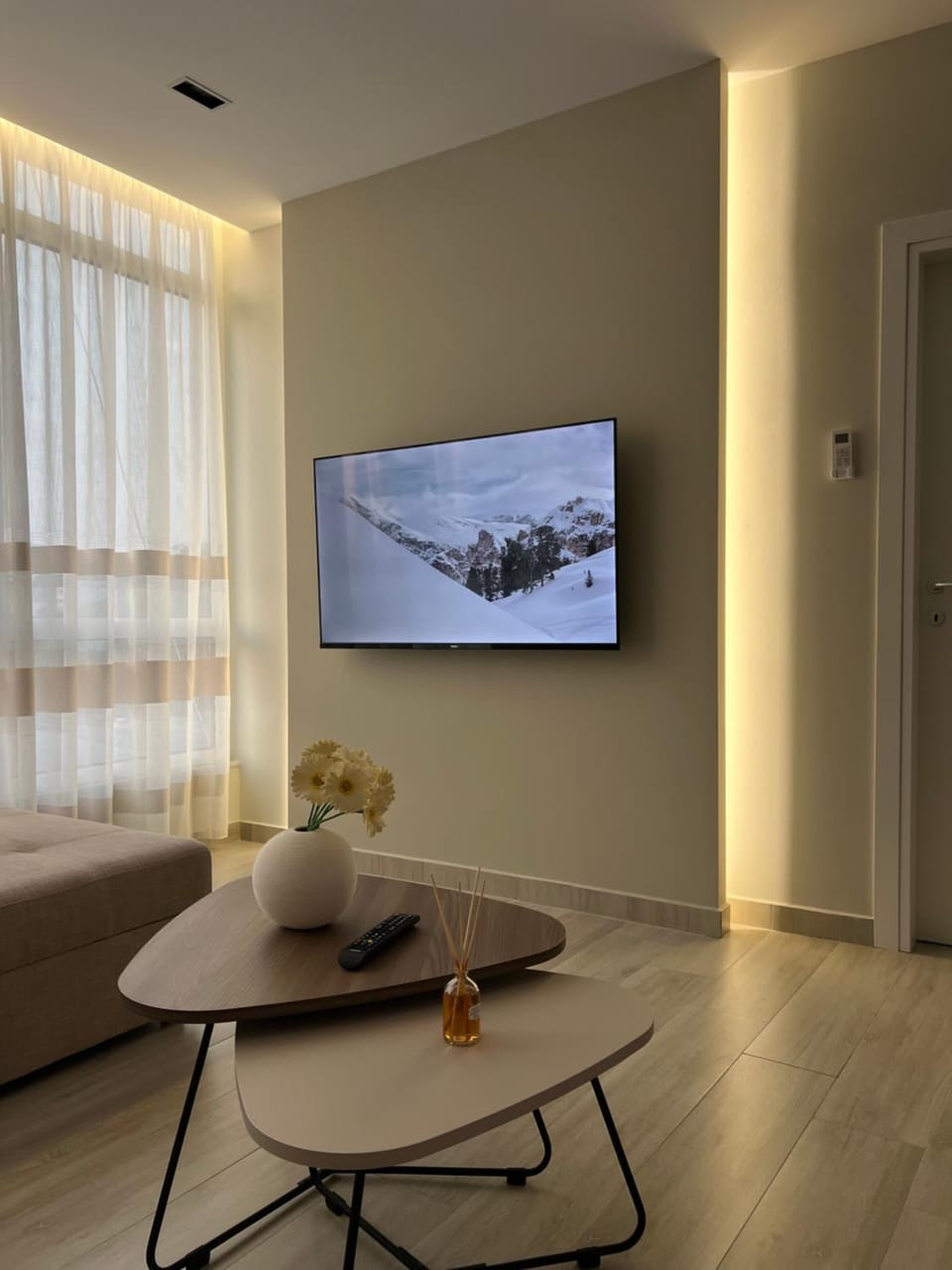 Communal lounge/ TV room, TV and multimedia, Living room, Seating area, Evening entertainment