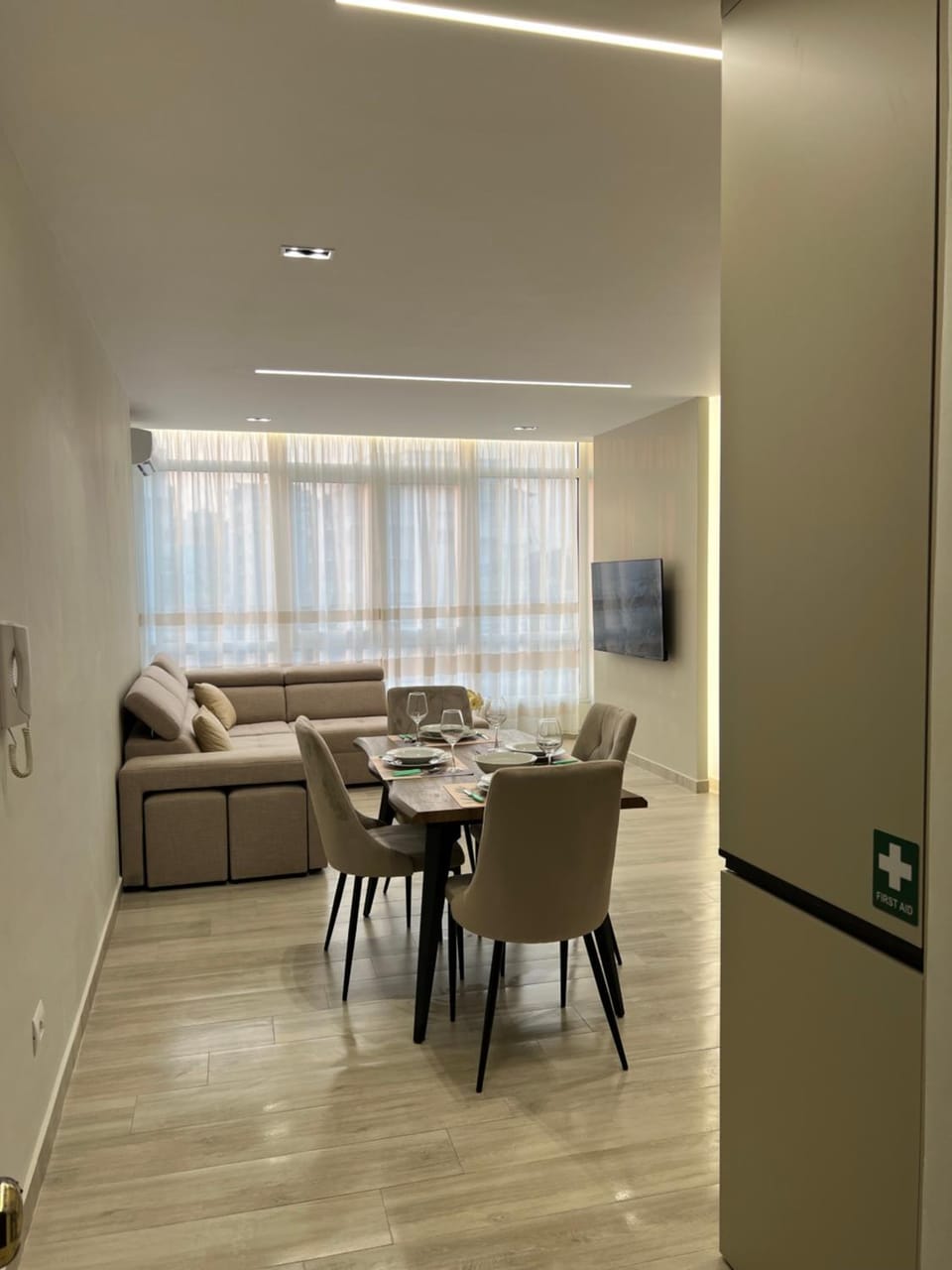 TV and multimedia, Living room, Seating area, Dining area