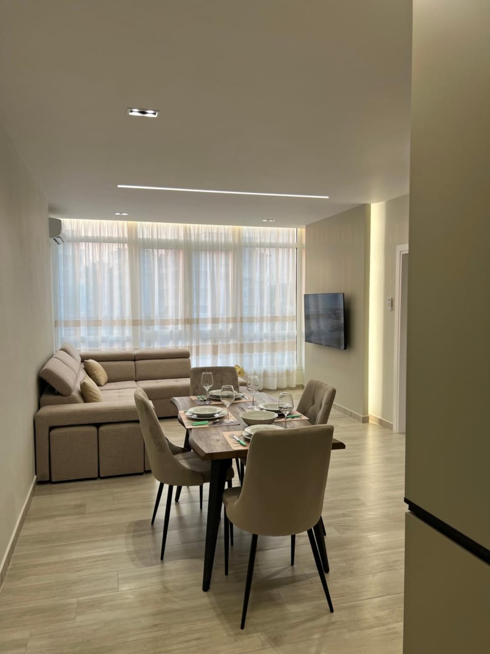 Communal lounge/ TV room, TV and multimedia, Living room, Seating area, Dining area, Evening entertainment