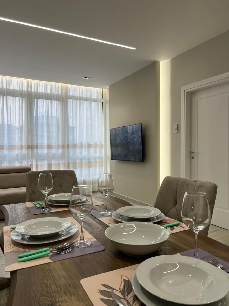 TV and multimedia, Living room, Seating area, Dining area