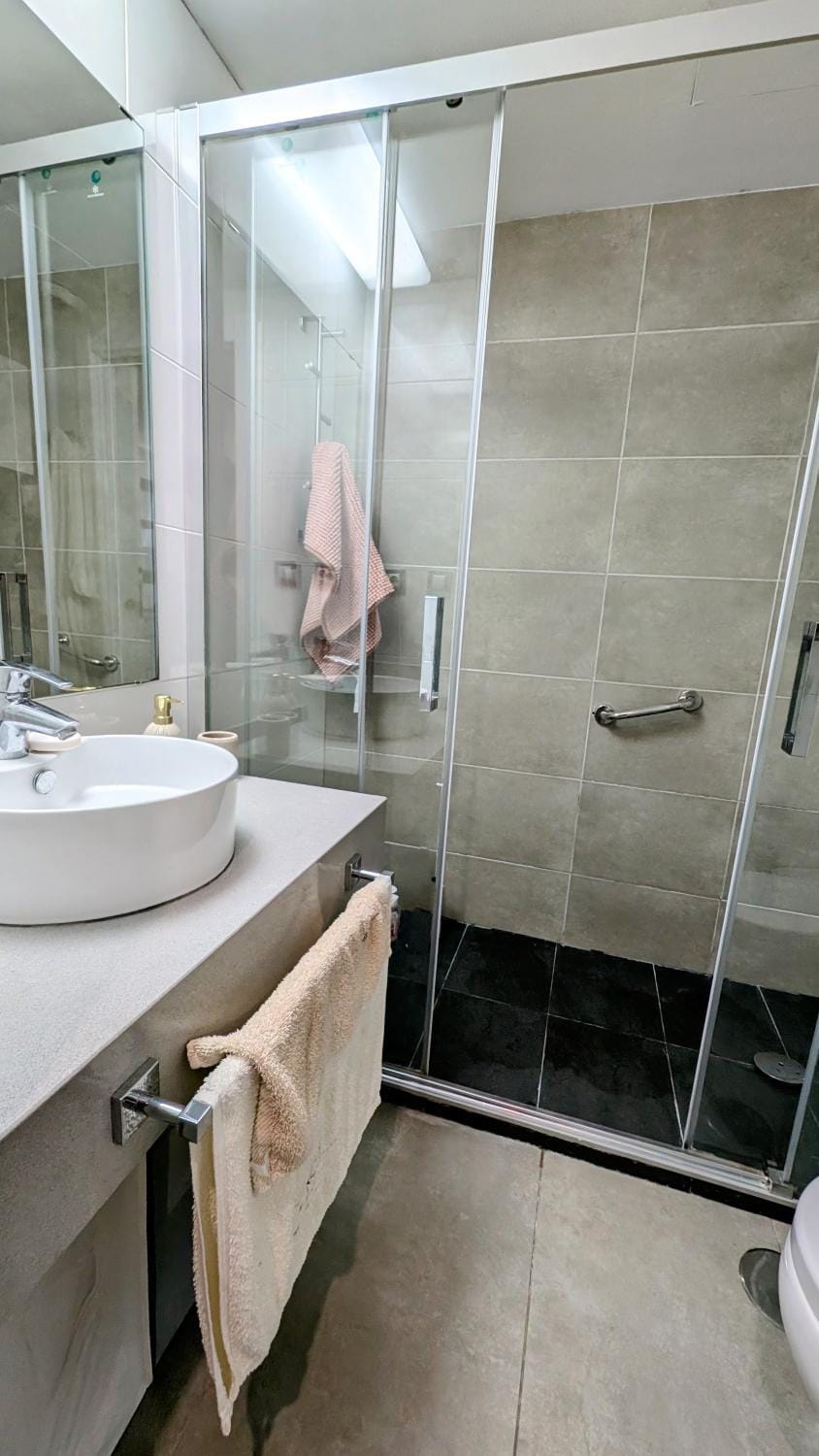Shower, Toilet, Bathroom, towels
