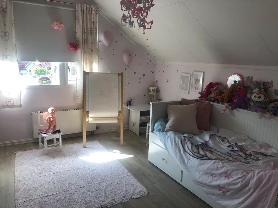Trivelig familievennlig hus med inngjerdet hage House in Oslo