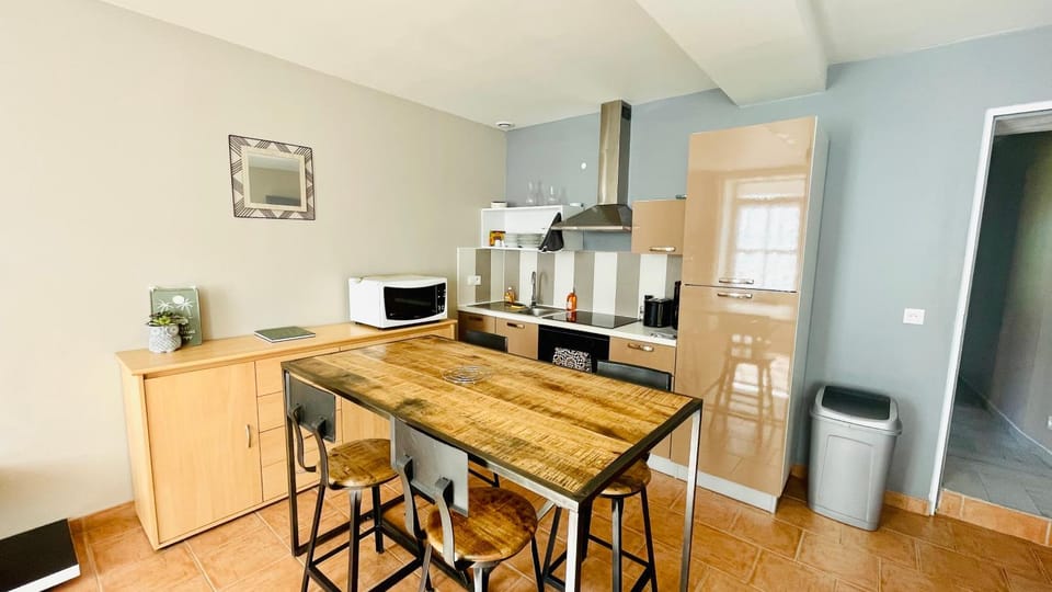Kitchen or kitchenette, Dining area, oven, stove