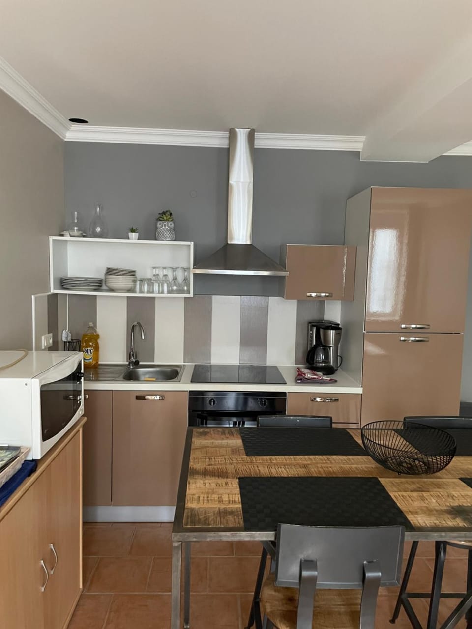 Kitchen or kitchenette, Dining area, oven