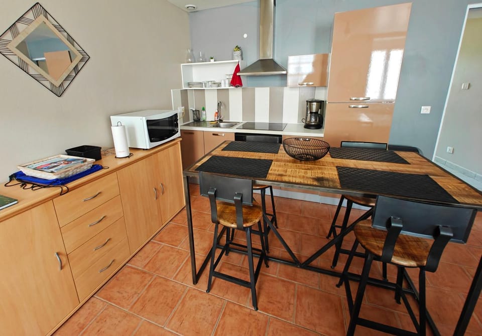 Kitchen or kitchenette, Dining area, oven, stove