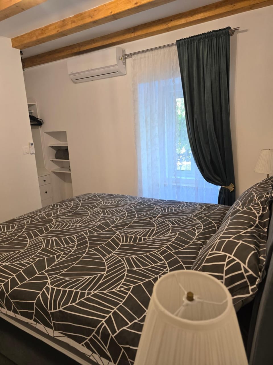 Bedroom, air conditioner