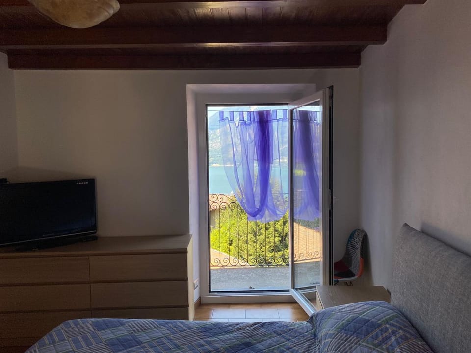Bed, Natural landscape, TV and multimedia, Bedroom