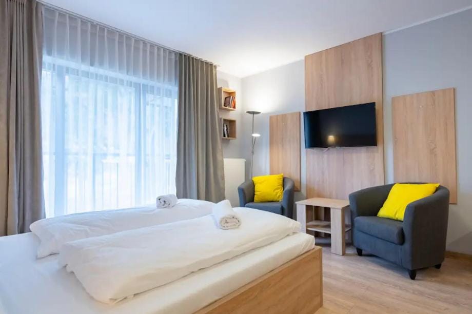 Communal lounge/ TV room, Bed, TV and multimedia, Living room, Photo of the whole room, Seating area, Evening entertainment, Bedroom