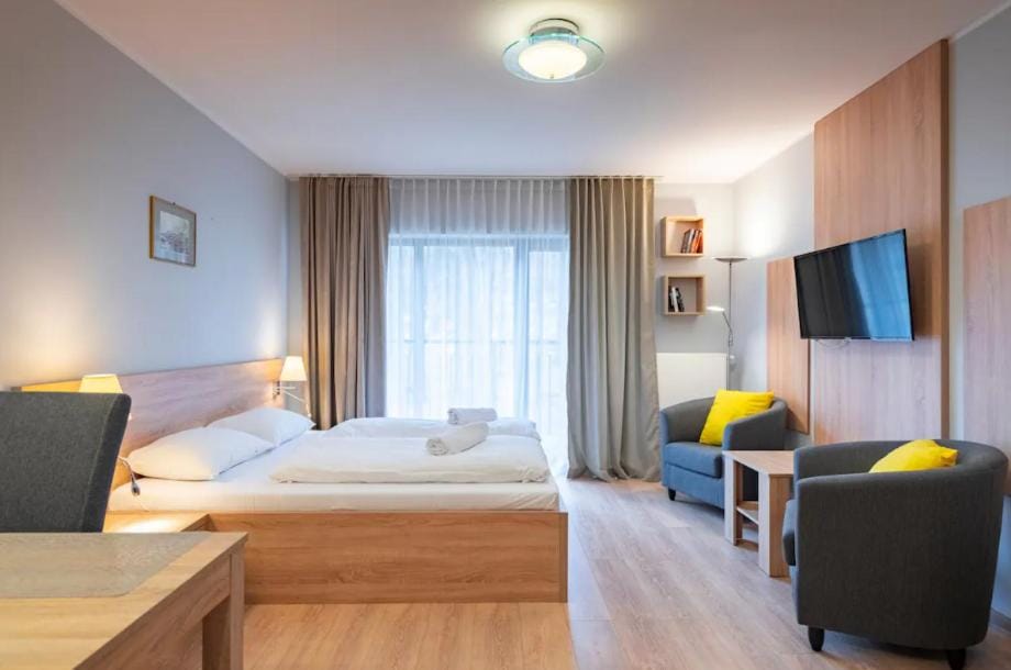 Communal lounge/ TV room, Bed, TV and multimedia, Living room, Photo of the whole room, Seating area, Evening entertainment, Bedroom, towels