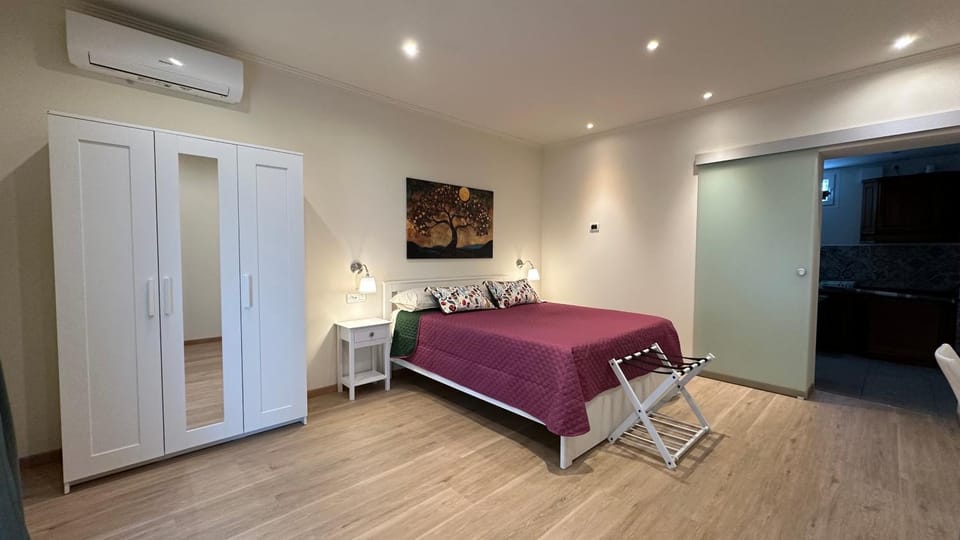 Bed, Photo of the whole room, air conditioner