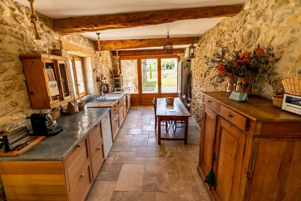 Dining area, dishwasher, pet friendly, stove