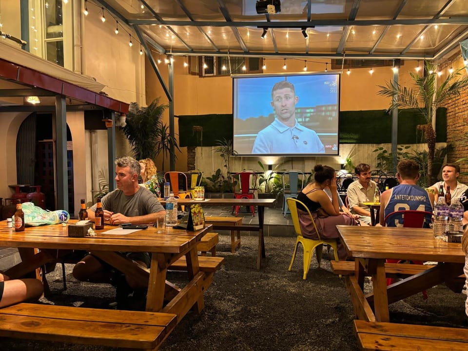 Restaurant/places to eat, People, TV and multimedia, Guests, group of guests