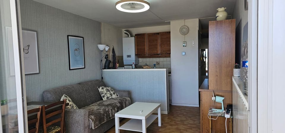 Living room, Seating area, Dining area, oven