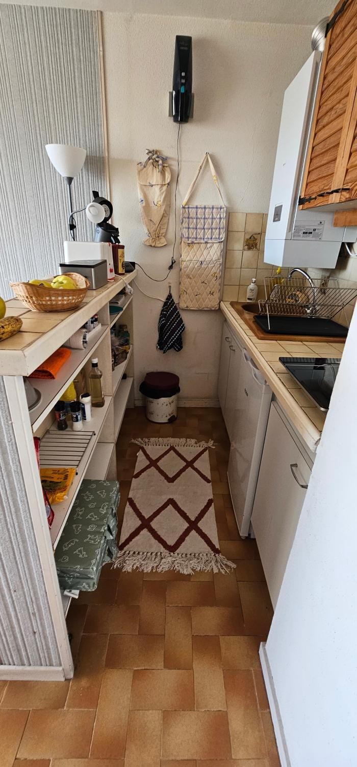Kitchen or kitchenette, minibar, oven, stove, toaster