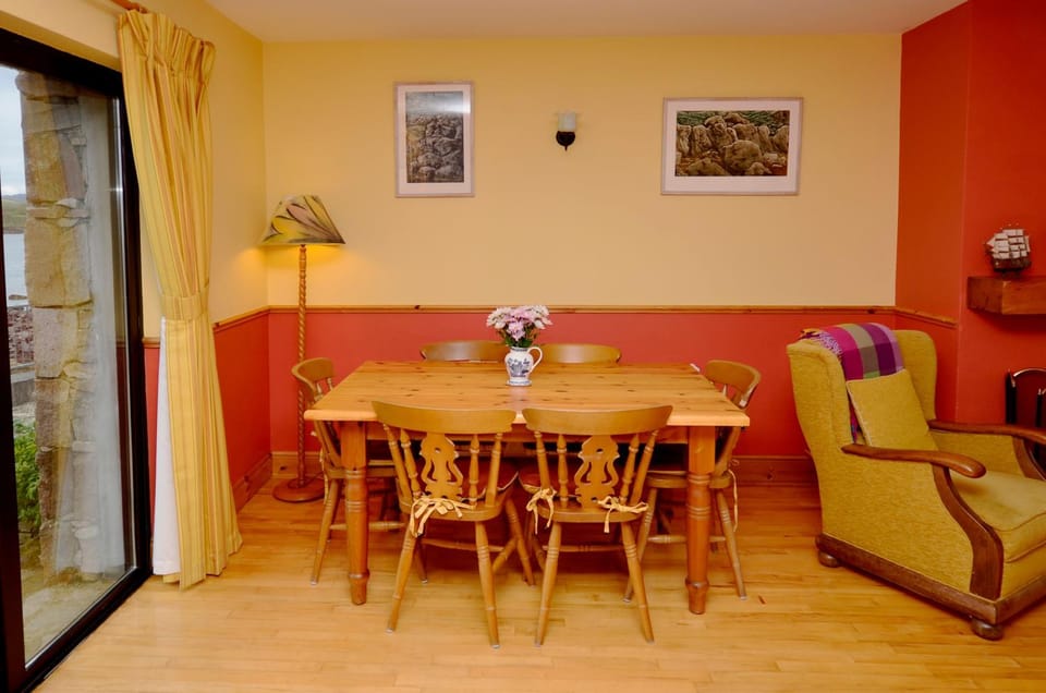 Seating area, Dining area