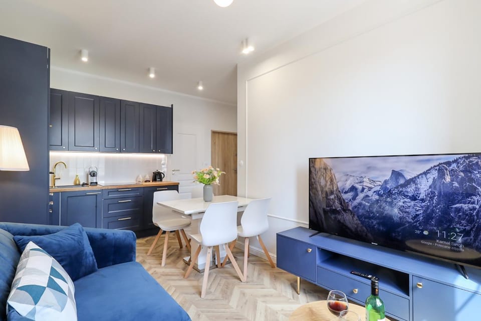 Communal lounge/ TV room, TV and multimedia, Kitchen or kitchenette, Living room, Seating area, Dining area, Evening entertainment