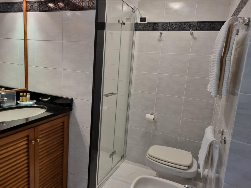 Shower, Toilet, Bathroom, bidet, towels