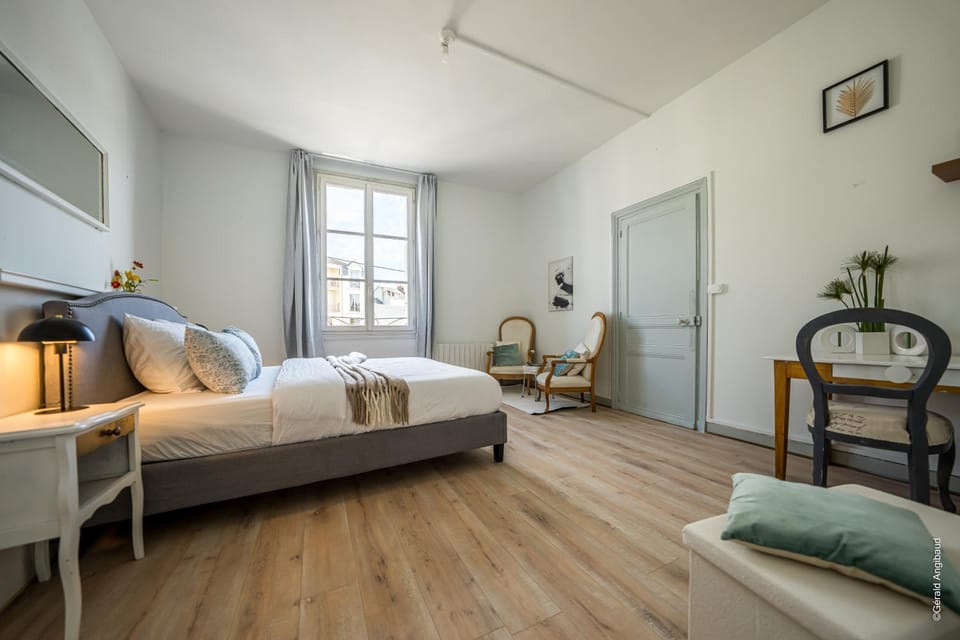 Bed, Photo of the whole room, Seating area