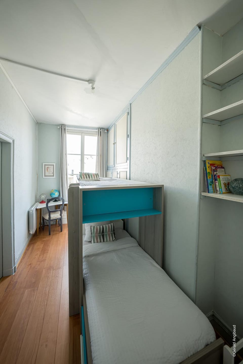 Seating area, bunk bed