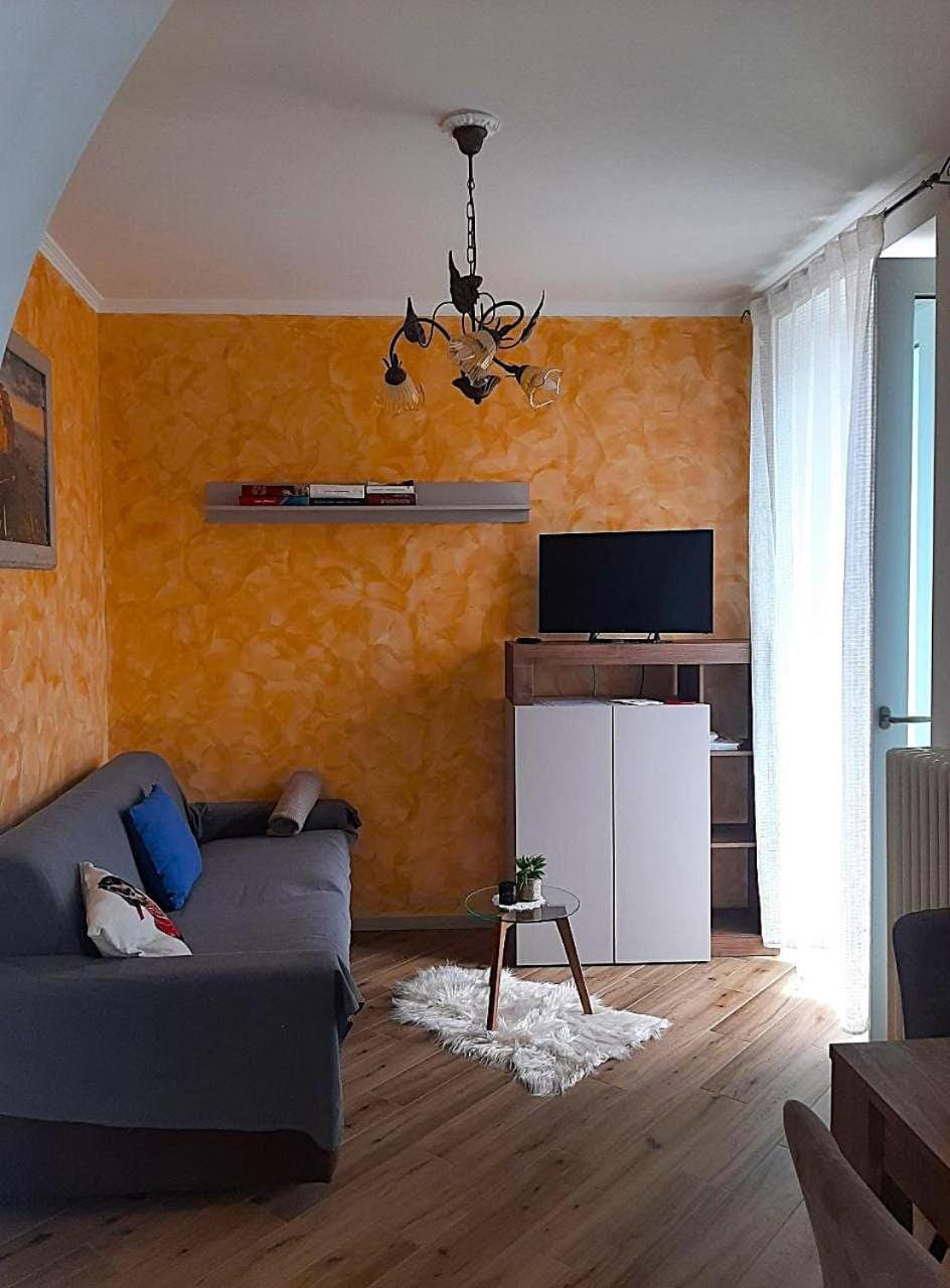 TV and multimedia, Living room, Seating area, internet, air conditioner