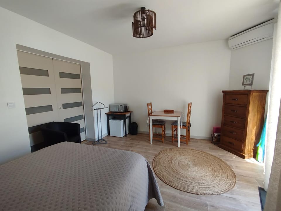 Bed, Photo of the whole room, Dining area, Bedroom, wardrobe