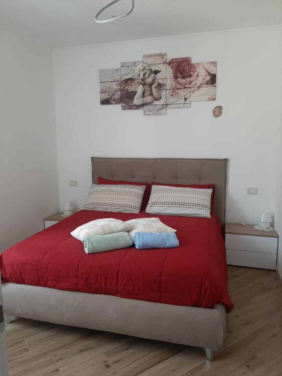 Bed, Photo of the whole room, Bedroom, towels