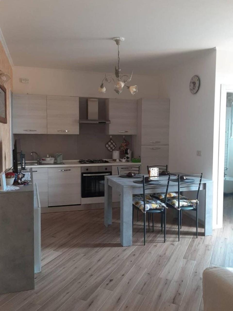 TV and multimedia, Kitchen or kitchenette, Dining area, stove