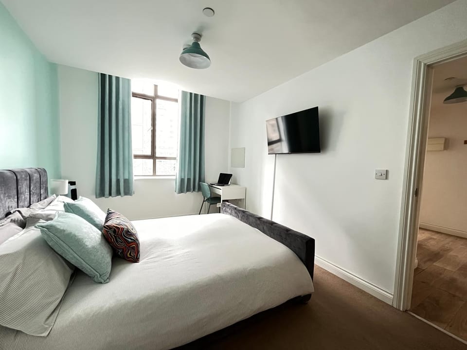 Bed, TV and multimedia, Photo of the whole room, Seating area, Bedroom