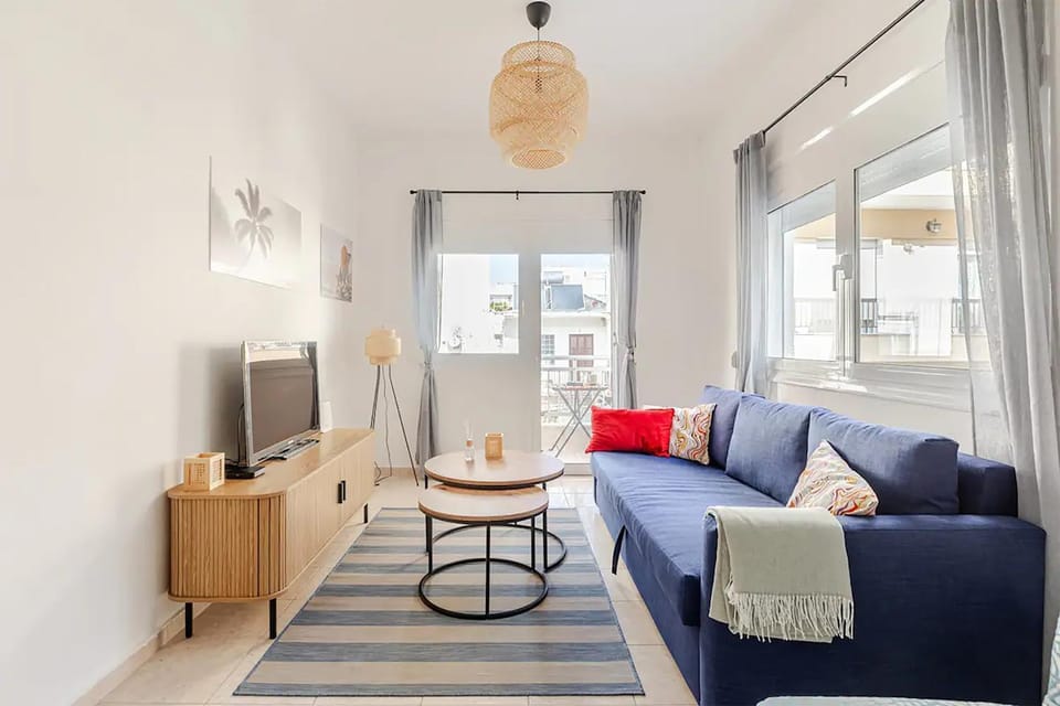 Bed, TV and multimedia, Living room, Photo of the whole room, Seating area, Evening entertainment