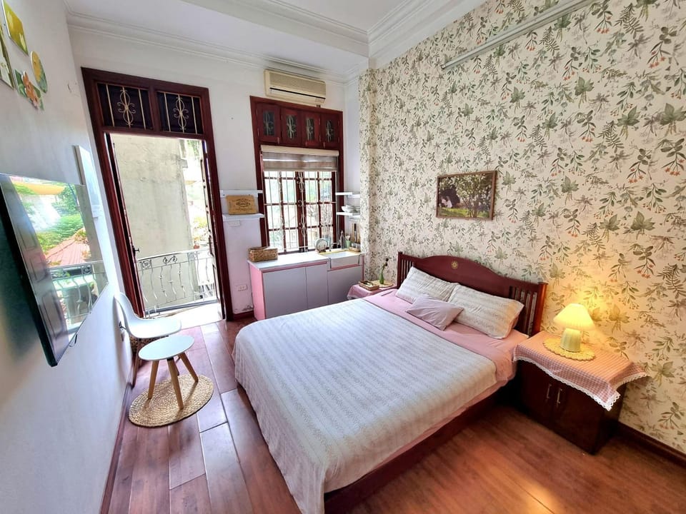Photo of the whole room, Bedroom