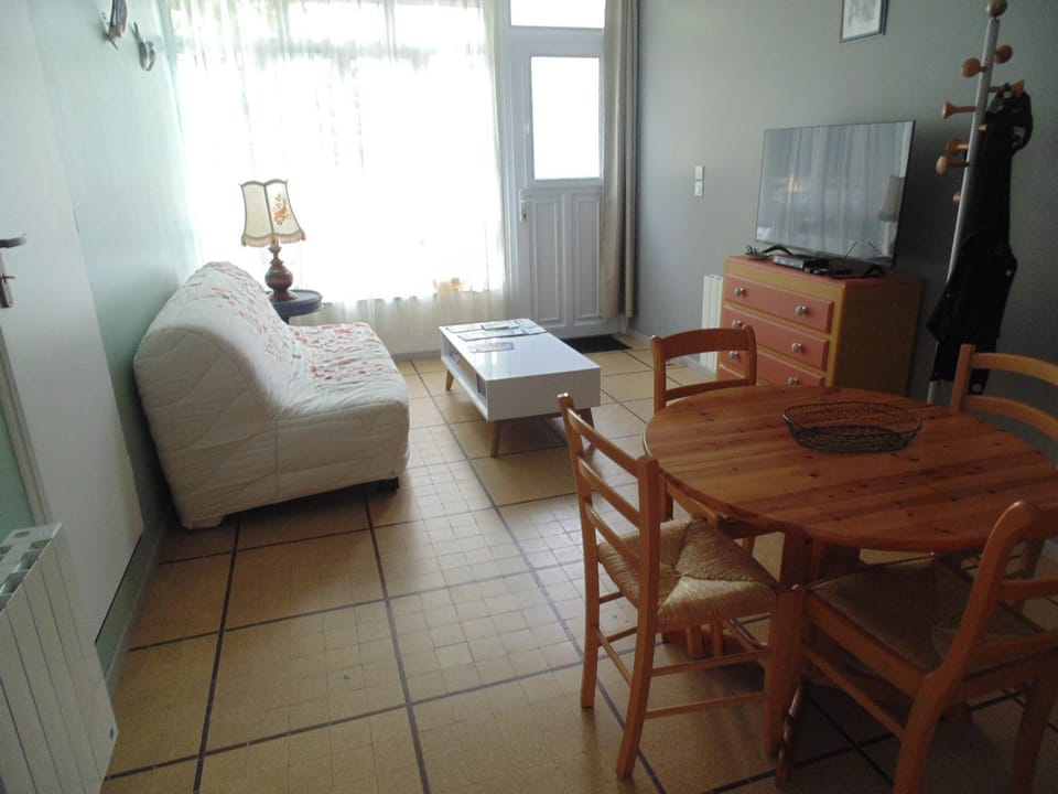 Appartement entièrement rénové avec internet, vous pouvez tout faire à pied Apartment in Royan