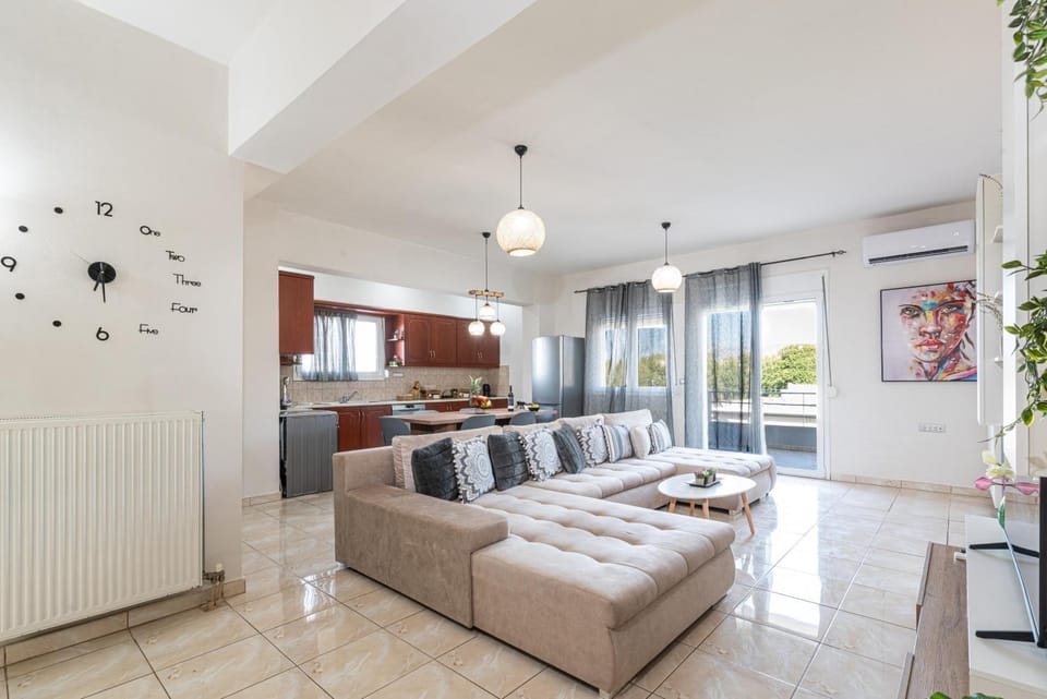 Bed, TV and multimedia, Kitchen or kitchenette, Living room, Photo of the whole room, Seating area, Dining area